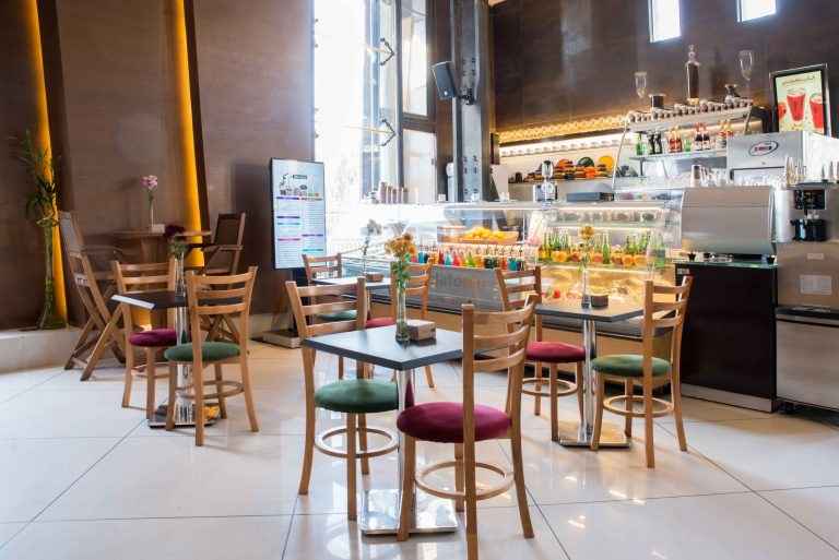 خدمات کافه‌ در شیراز؛راهنمای انتخاب، امکانات و تجربه کاربری